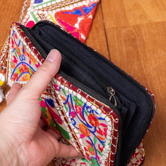 【1点物】カッチ刺繍の長財布〔ベース ホワイト・ライト系〕 7 - 中も仕切りがしっかりあり、広々使いやすいです。
