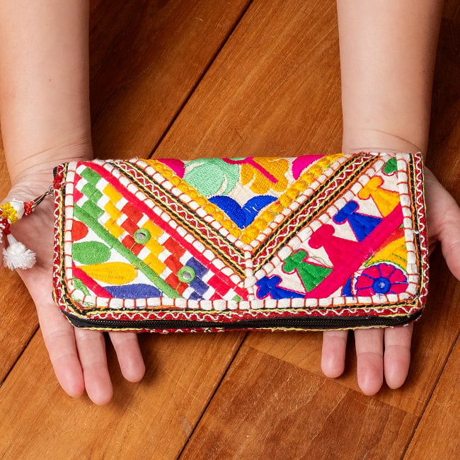 【1点物】カッチ刺繍の長財布〔ベース ホワイト・ライト系〕 8 - このくらいのサイズ感になります