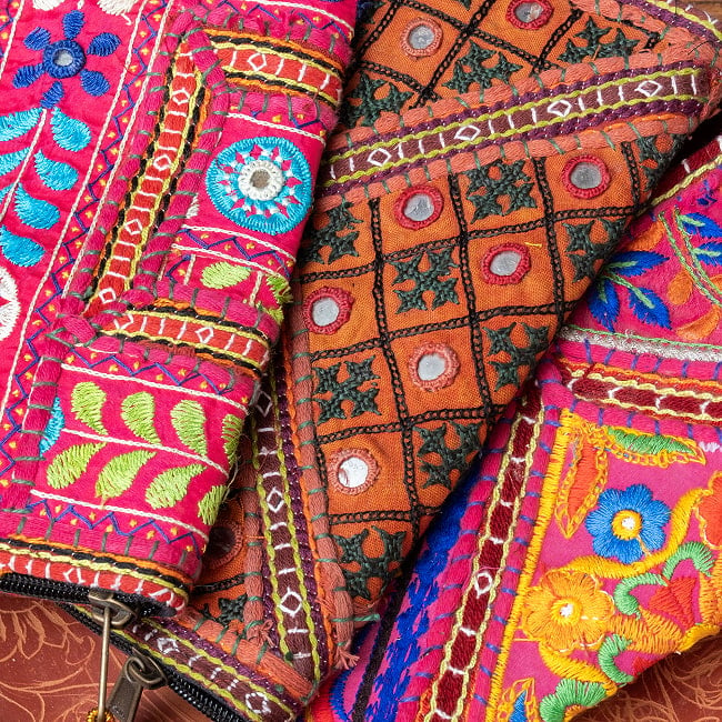 【1点物】カッチ刺繍の長財布〔ベース 赤・ピンク・暖色系〕 3 - いろんなデザインの中から、ご選択いただけるようになっております