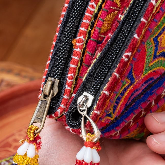 【1点物】カッチ刺繍の長財布〔ベース 赤・ピンク・暖色系〕 6 - ファスナーのデザインもそれぞれ個体差がございます