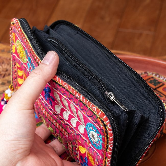 【1点物】カッチ刺繍の長財布〔ベース 赤・ピンク・暖色系〕 7 - 中も仕切りがしっかりあり、広々使いやすいです。