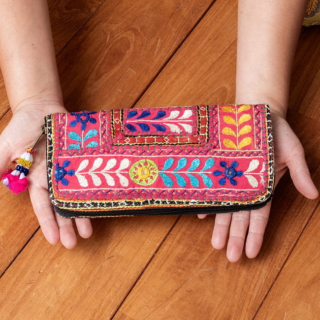 【1点物】カッチ刺繍の長財布〔ベース 赤・ピンク・暖色系〕 8 - このくらいのサイズ感になります