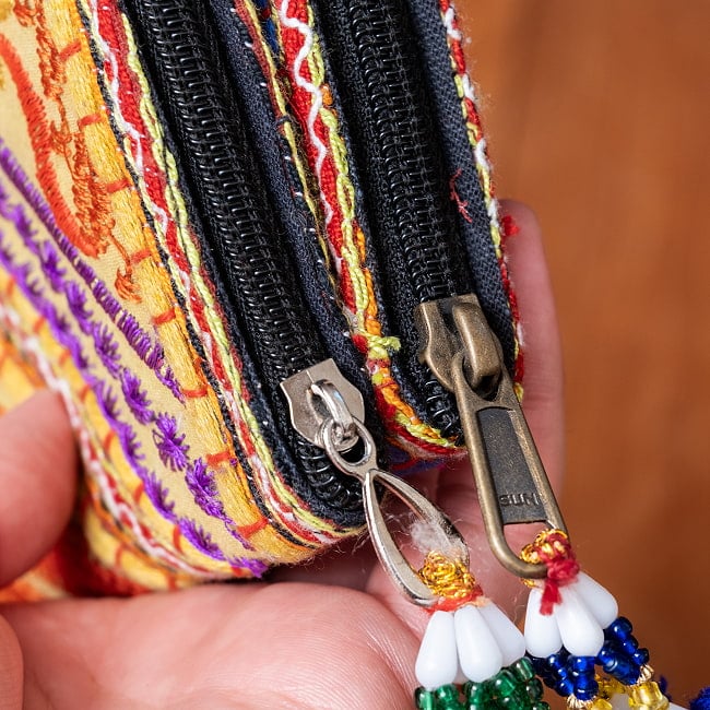 【1点物】カッチ刺繍の長財布〔ベース 青・緑系〕 6 - ファスナーのデザインもそれぞれ個体差がございます