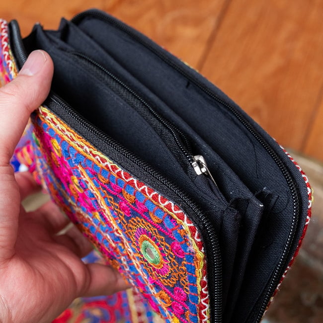 【1点物】カッチ刺繍の長財布〔ベース 青・緑系〕 7 - 中も仕切りがしっかりあり、広々使いやすいです。