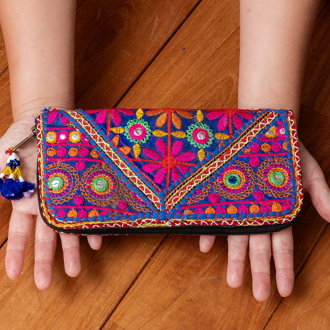 【1点物】カッチ刺繍の長財布〔ベース 青・緑系〕 8 - このくらいのサイズ感になります