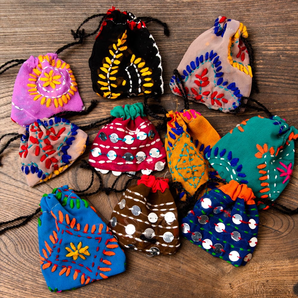 【アソートカラー10枚セット】【約7cm×約8cm】 リサイクルサリーのミニ巾着Sサイズ4枚目の説明写真です