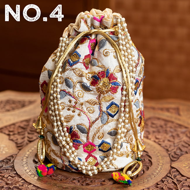 【自由に選べる5個セット】インドのきらきらミニバッグ・サリー等へオススメの巾着 フラワー刺繍系 15 - 〔No.4〕はこのようなデザインになります
