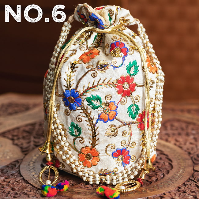 【自由に選べる5個セット】インドのきらきらミニバッグ・サリー等へオススメの巾着 フラワー刺繍系 17 - 〔No.6〕はこのようなデザインになります