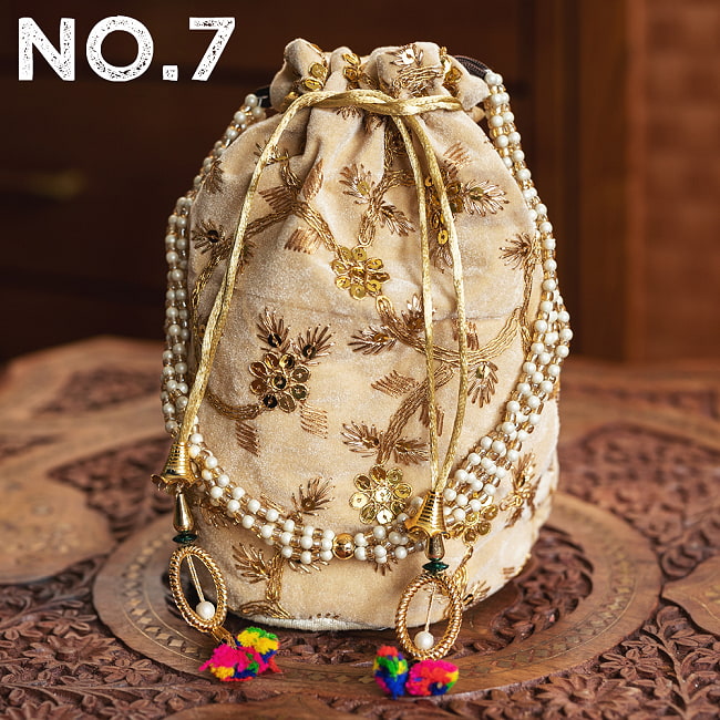 【自由に選べる5個セット】インドのきらきらミニバッグ・サリー等へオススメの巾着 フラワー刺繍系 18 - 〔No.7〕はこのようなデザインになります