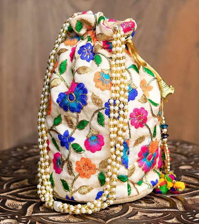【自由に選べる5個セット】インドのきらきらミニバッグ・サリー等へオススメの巾着 フラワー刺繍系 6 - 横からの写真です