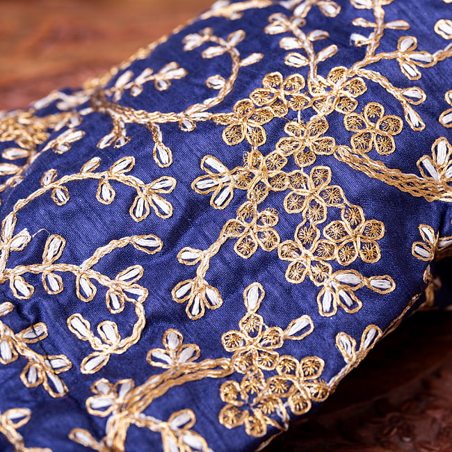 【自由に選べる3個セット】インドのきらきらミニバッグ・サリー等へオススメの巾着　ゴールド刺繍系 8 - 刺繍の拡大写真です
