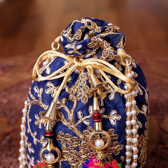 【自由に選べる5個セット】インドのきらきらミニバッグ・サリー等へオススメの巾着　ゴールド刺繍系 4 - 開口部は両サイドの紐で絞るタイプです！
