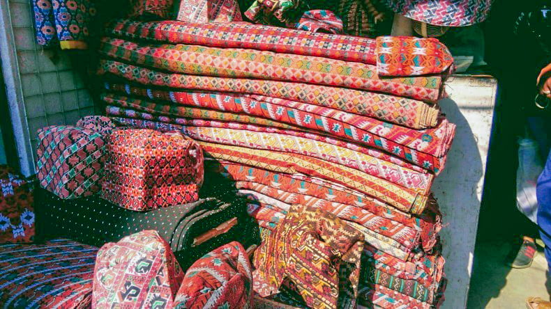 ネパールの美しい伝統的織物 ダカ織りの特徴、使い方、お手入れ法など