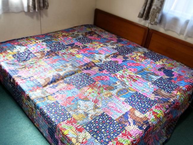 〔インドのパッチワーク〕ラリーキルトの大判マルチクロス〔約280cm×約230cm〕 10 - ワイドキングベッド(220cm×195cm)に、【約280cm×約230cm】のラリーキルトを実際に使用してみたところです。