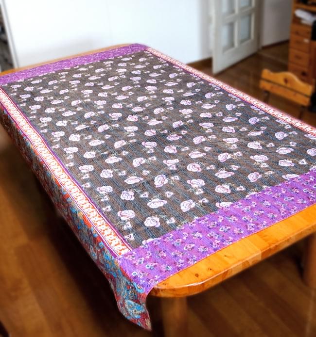 〔インドのパッチワーク〕ラリーキルトの大判マルチクロス〔約230cm×約150cm〕 13 - 【約230cm×約150cm】のラリーキルトの、ダイニングテーブルでの使用例です。