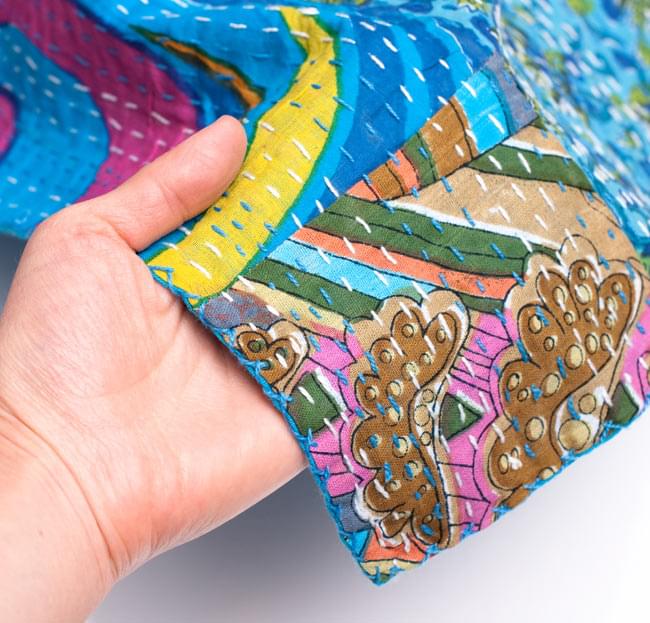 〔インドのパッチワーク〕ラリーキルトの大判マルチクロス〔約230cm×約150cm〕 6 - 質感を感じていただく為、手に持ってみました。