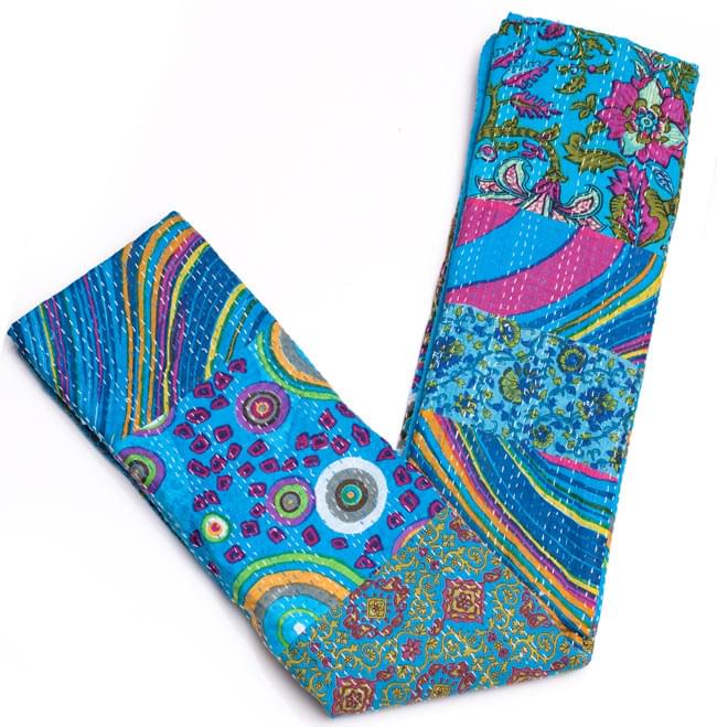 〔インドのパッチワーク〕ラリーキルトの大判マルチクロス〔約230cm×約150cm〕 7 - 折り畳んだところの写真です。とても大きく広がります。