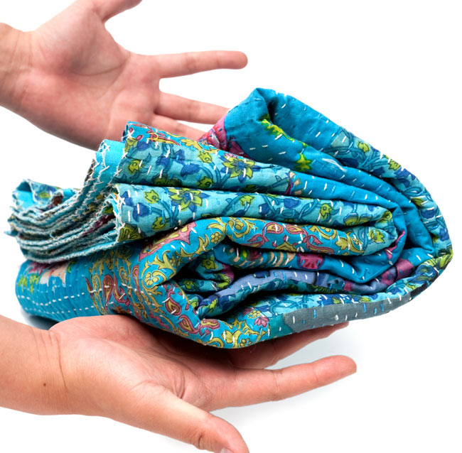 〔インドのパッチワーク〕ラリーキルトの大判マルチクロス〔約230cm×約150cm〕 8 - 同サイズ品を、畳んでみたところです。かなり大きく広がります。