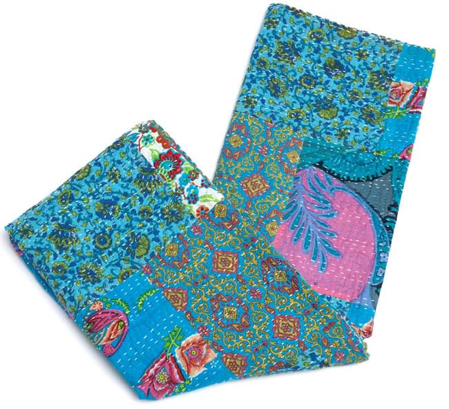 〔インドのパッチワーク〕ラリーキルトの大判マルチクロス〔約230cm×約150cm〕 6 - 質感を感じていただく為、手に持ってみました。