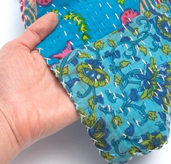 〔インドのパッチワーク〕ラリーキルトの大判マルチクロス〔約230cm×約150cm〕 7 - 折り畳んだところの写真です。とても大きく広がります。