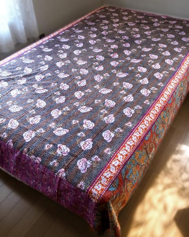 〔インドのパッチワーク〕ラリーキルトの大判マルチクロス〔約230cm×約150cm〕 10 - セミダブル(120cm×196cm)に、【約230cm×約150cm】のラリーキルトを実際に使用してみたところです。