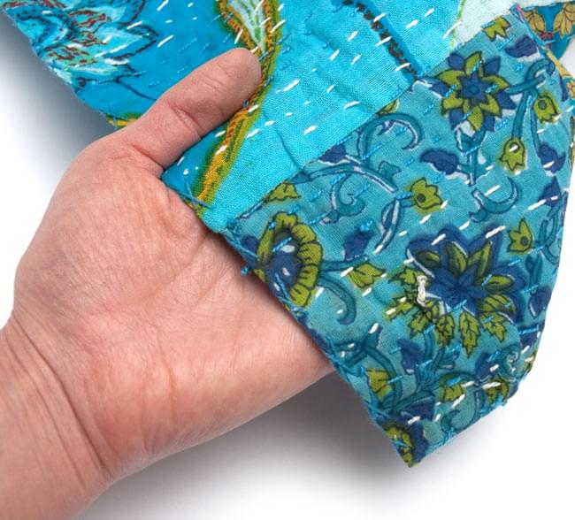 〔インドのパッチワーク〕ラリーキルトの大判マルチクロス〔約230cm×約150cm〕 6 - 質感を感じていただく為、手に持ってみました。