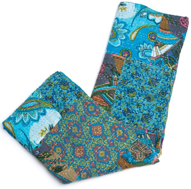 〔インドのパッチワーク〕ラリーキルトの大判マルチクロス〔約230cm×約150cm〕 7 - 折り畳んだところの写真です。とても大きく広がります。