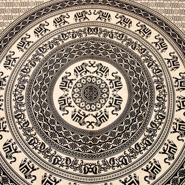 マルチクロス - 円形 象【約205cm×約220cm】 2 - 中心部分の拡大写真です。とても迫力があるデザインです。