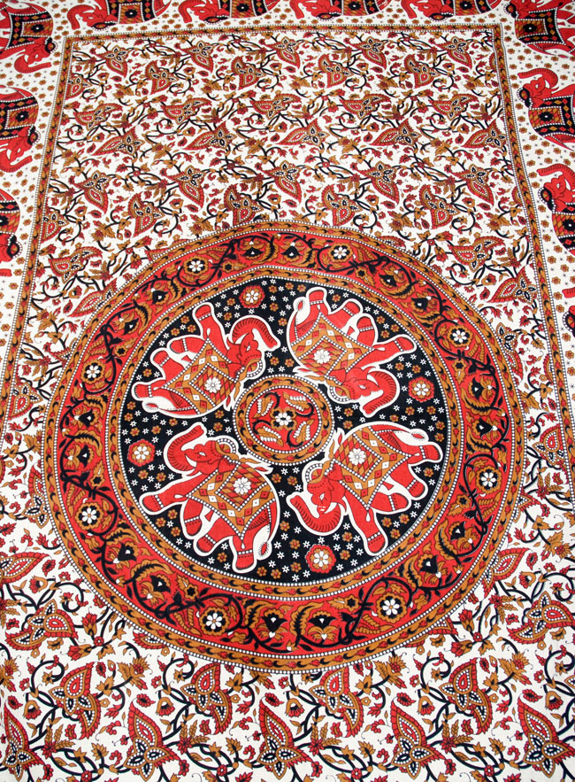 マルチクロス - 円形 象【約210cm×約130cm】 2 - 中心部分の拡大写真です。とても迫力があるデザインです。