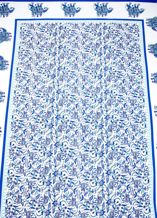 マルチクロス - 唐草【約210cm×約130cm】 2 - 中心部分の拡大写真です。とても迫力があるデザインです。