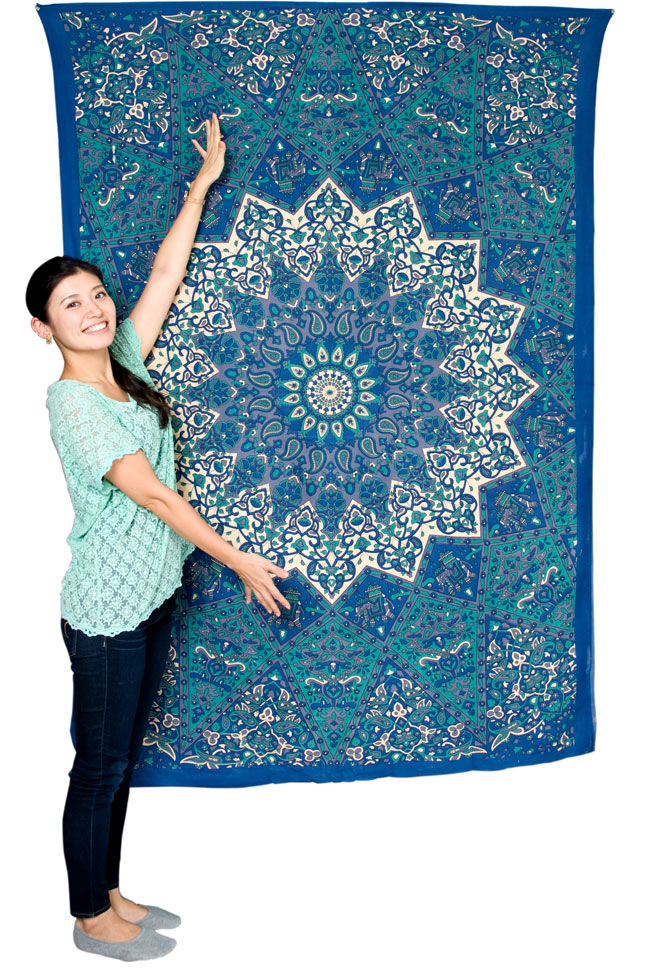 マルチクロス - 唐草【約210cm×約130cm】 6 - 類似サイズ品である【約194cm×約134cm程度】のマルチクロスと、モデルさんとの比較写真です。