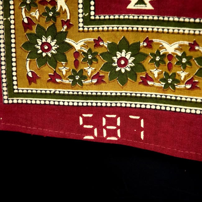 マルチクロス - 象【約200cm×約130cm】 7 - インドでハンドメイドされている為、ホツレや色ムラなどがある場合がございます。また、商品により縁に現地の品番がプリントされている場合がございます。シンプルな文字で大きなマルチクロスなので、そこまで気にならないものなのですが、予めご了承のほどよろしくお願いいたします。