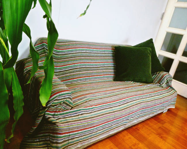 〔235cm×150cm〕カディコットン風マルチクロス - ストライプ柄 オレンジ 9 - 2.5人掛けのソファー(W1430×H530×D770)での使用例です。