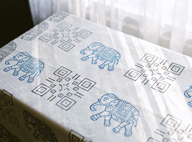 〔約110cm×110cm〕ウッドブロックのスクエア型テーブルクロス - 白 蝶々柄 8 - ご自宅のインテリアへのデコレーションへ!さまざまな用途にご使用いただけます。