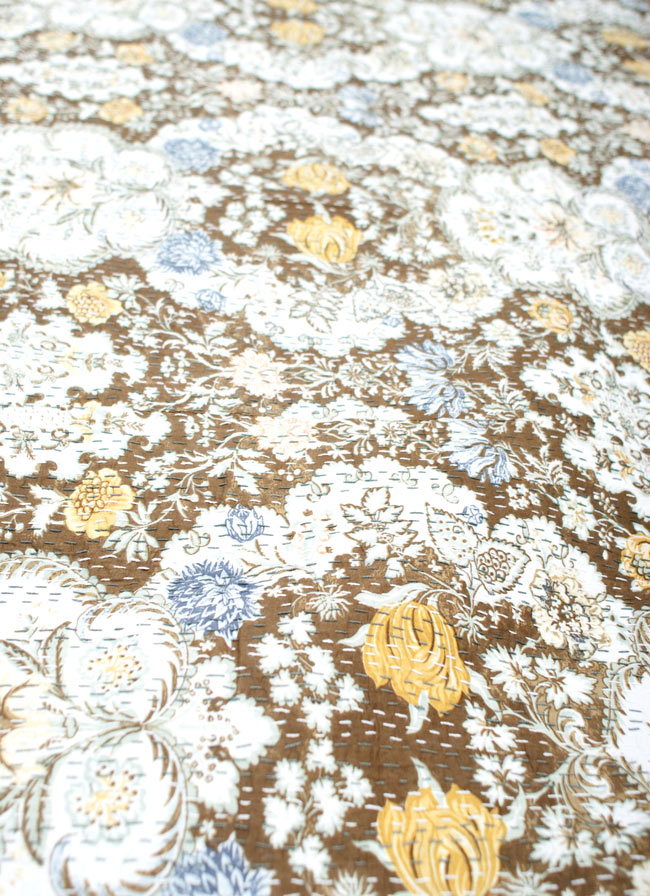 〔約150cm×224cm〕ラリーキルト 手作りカンタ刺繍のソファー&ベッドカバー - 茶色 3 - 基本的には同じ雰囲気の物になりますが一品づつ手作りしている為、柄のパターンなどが若干それぞれことなっております。