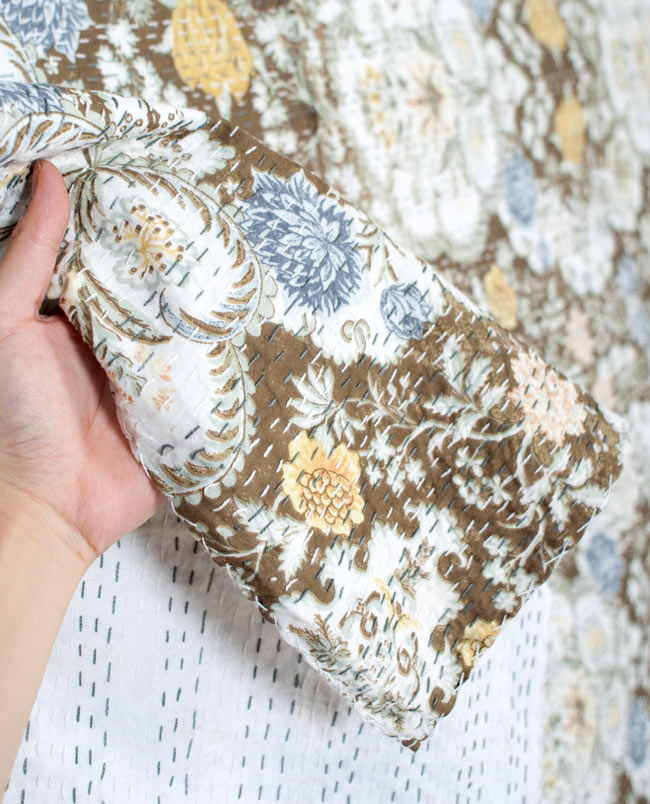 〔約150cm×224cm〕ラリーキルト 手作りカンタ刺繍のソファー&ベッドカバー - 茶色 4 - 柔らかく厚みがあり、肌触りも良いコットンなのでしっかりと長く使えそうです。