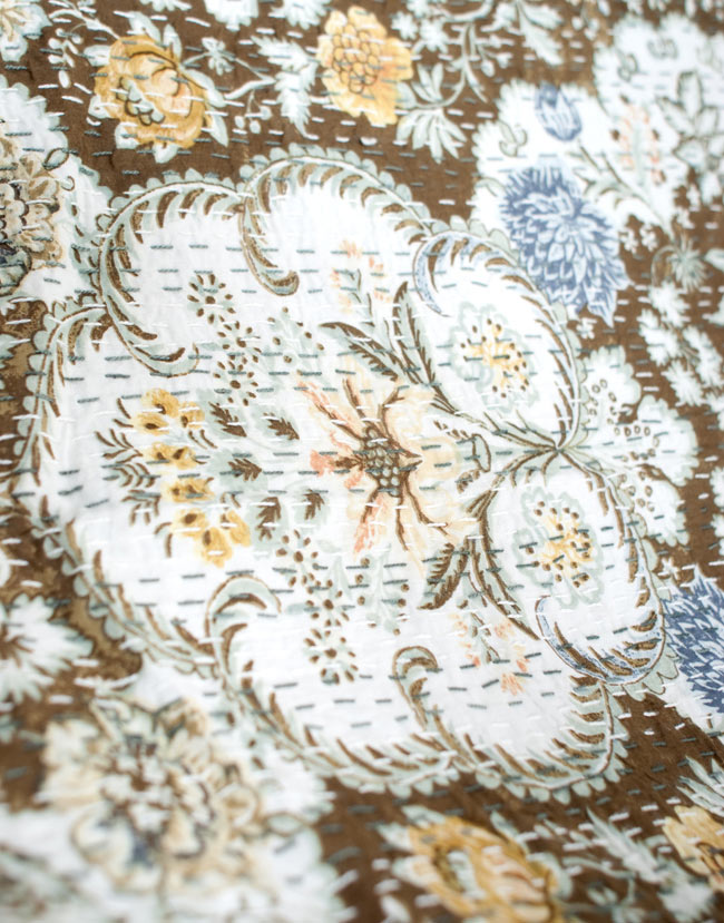 〔約150cm×224cm〕ラリーキルト 手作りカンタ刺繍のソファー&ベッドカバー - 茶色 5 - 拡大写真です。