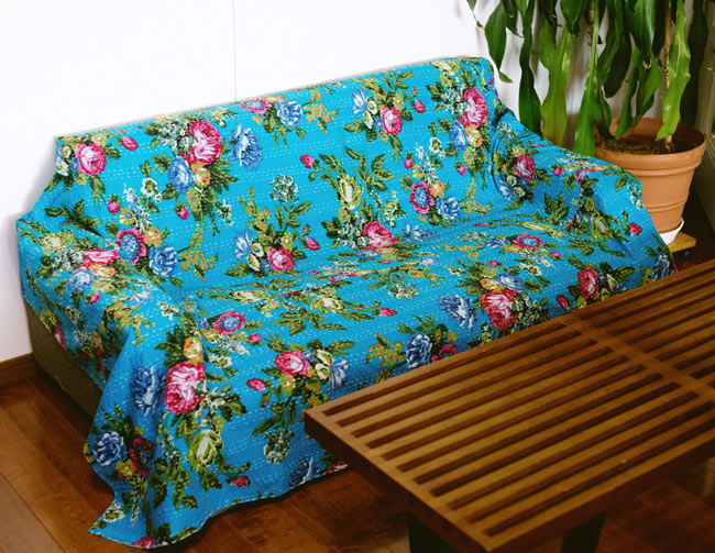 〔約150cm×224cm〕ラリーキルト 手作りカンタ刺繍のソファー&ベッドカバー - 茶色 6 - 2.5人掛けソファーへの使用例です。2.5〜3人掛けぐらいのソファーへぴったりなサイズ感です。(以下は同ジャンル品の写真になります。)