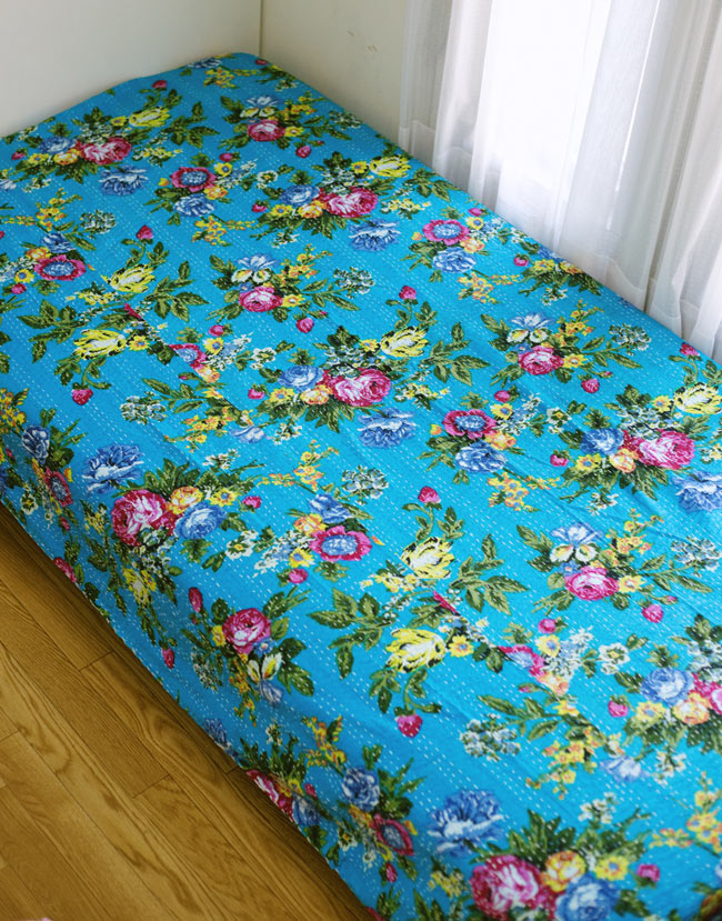 〔約150cm×224cm〕ラリーキルト 手作りカンタ刺繍のソファー&ベッドカバー - 茶色 7 - シングルベッドへ、ベッドカバーとして使用例です。お部屋の雰囲気があかるくなります。