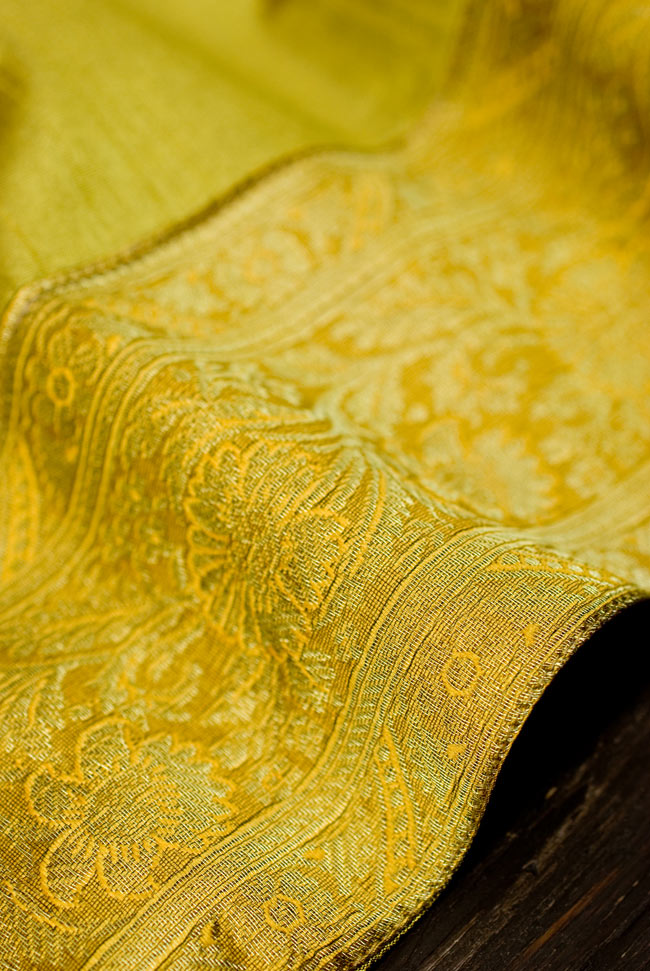 〔約105cm×105cm〕インドの金糸入りテーブルカバー - オリーブ 3 - 縁の部分の装飾が美しいです。