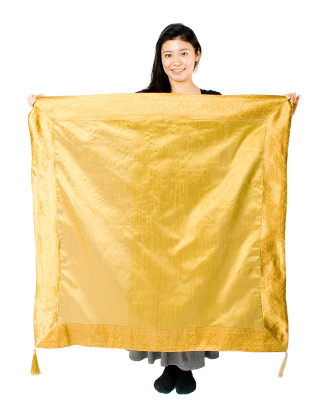 〔約105cm×105cm〕インドの金糸入りテーブルカバー - オリーブ 7 - 大きさの参考にモデルさんが持ってみました。