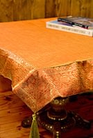 〔約105cm×105cm〕インドの金糸入りテーブルカバー - オレンジの商品写真