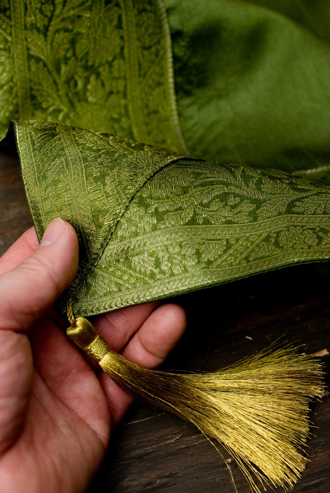 〔約105cm×105cm〕インドの金糸入りテーブルカバー - グリーン 2 - 四隅にはこのような飾りがついています。