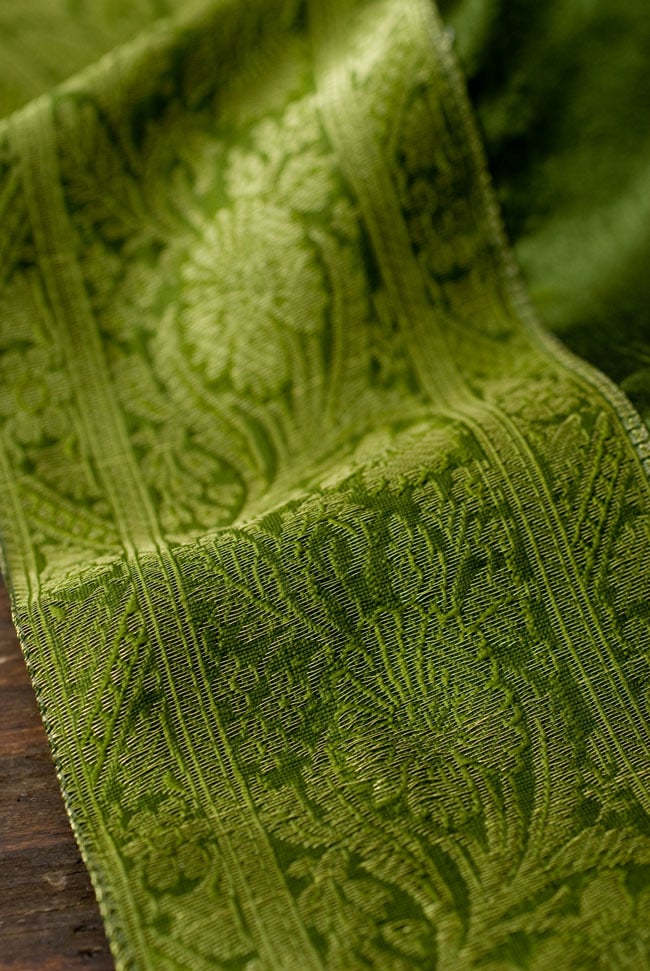 〔約105cm×105cm〕インドの金糸入りテーブルカバー - グリーン 3 - 縁の部分の装飾が美しいです。