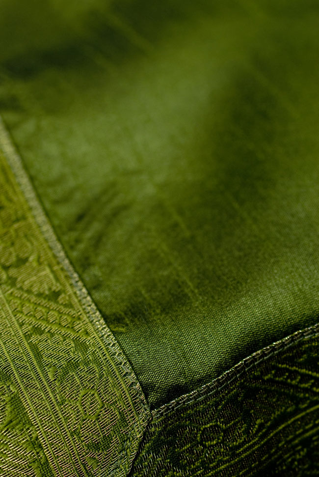 〔約105cm×105cm〕インドの金糸入りテーブルカバー - グリーン 4 - 中央部分はシンプルです。