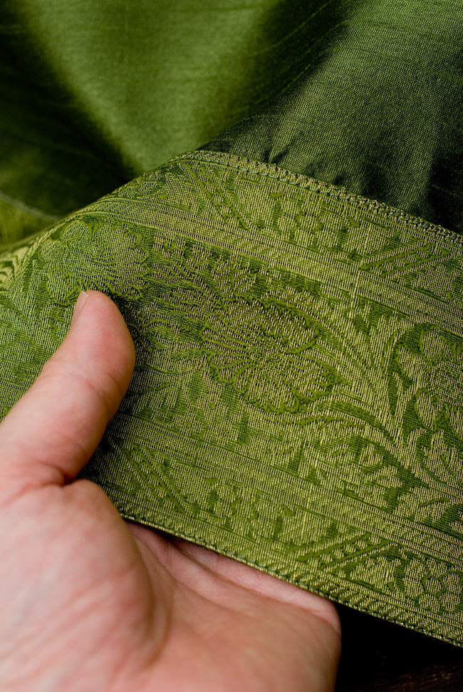 〔約105cm×105cm〕インドの金糸入りテーブルカバー - グリーン 6 - ふちの部分は堅さとしなやかさのあるがあり丈夫です。