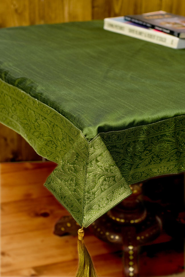 〔約105cm×105cm〕インドの金糸入りテーブルカバー - グリーンの写真