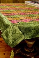 〔約105cm×105cm〕インドの金糸入りテーブルカバー - グリーン×マルチカラーの商品写真