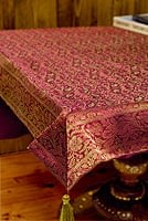 〔約105cm×105cm〕インドの金糸入りテーブルカバー - 赤紫×ペイズリーの商品写真