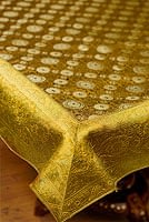 〔約105cm×105cm〕インドの金糸入りテーブルカバー - オリーブ×唐草の商品写真